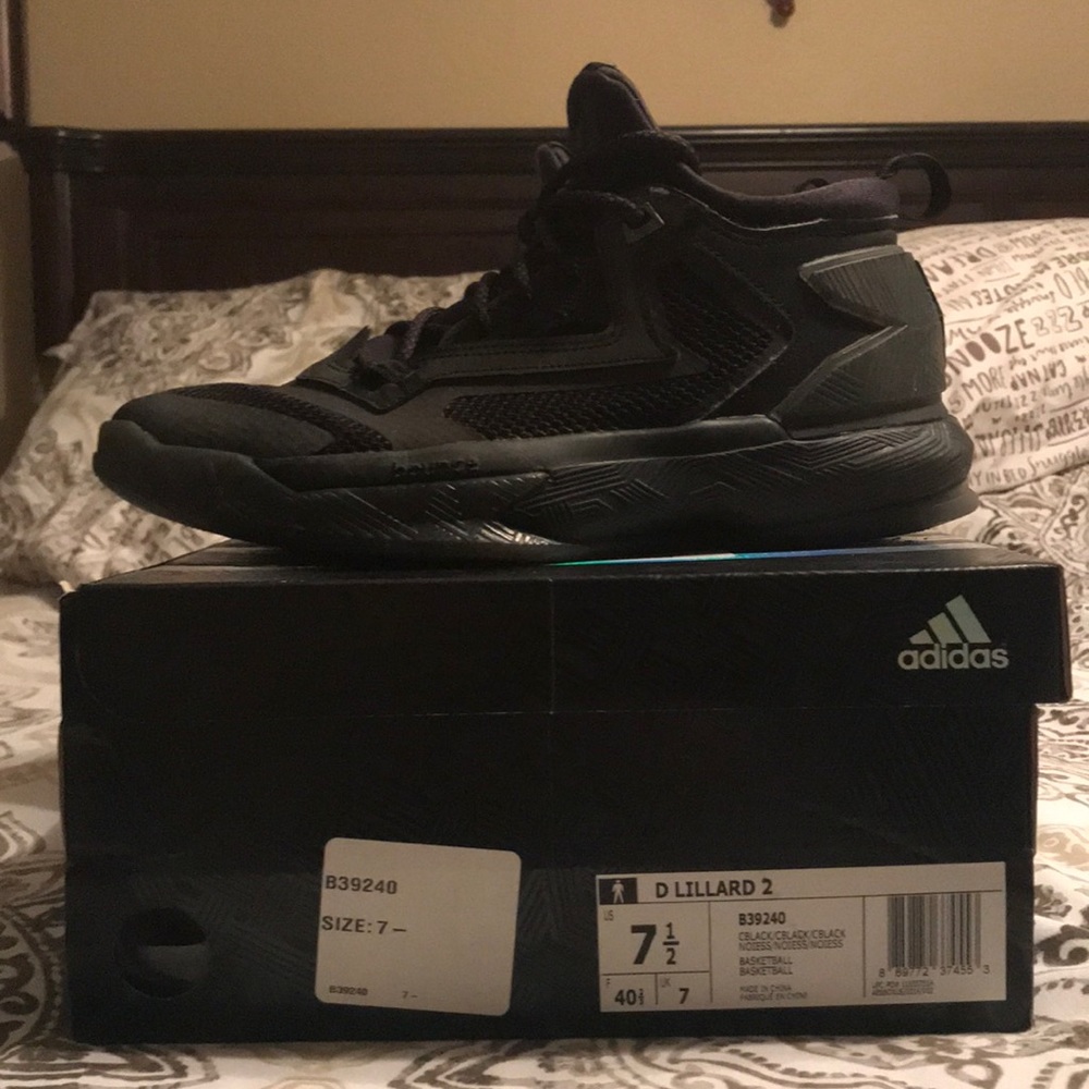 Men’s 7 1/2 Damian Lillard Black Basketball shoes
